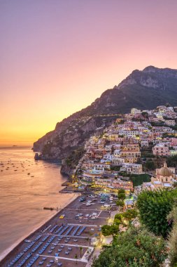 Güzel Positano İtalyan Amalfi sahilinde gün batımından sonra