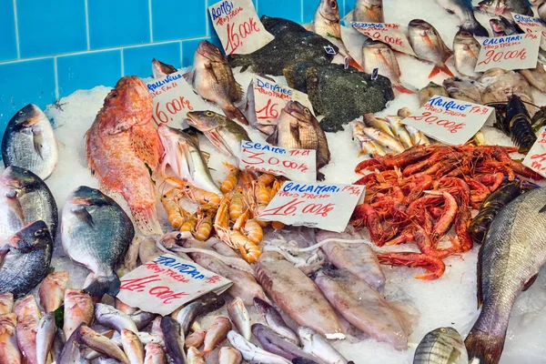 Большой Выбор Свежей Рыбы Морепродуктов Рынке Неаполе Италия — стоковое фото
