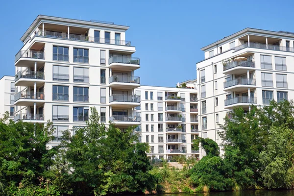 Edifícios Modernos Apartamentos Brancos Vistos Berlim Alemanha — Fotografia de Stock