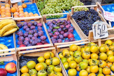 Kaki ve diğer meyveler bir markette satılıktır.