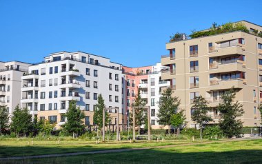 Berlin, Almanya'da görülen yeşil parklı modern apartmanlar