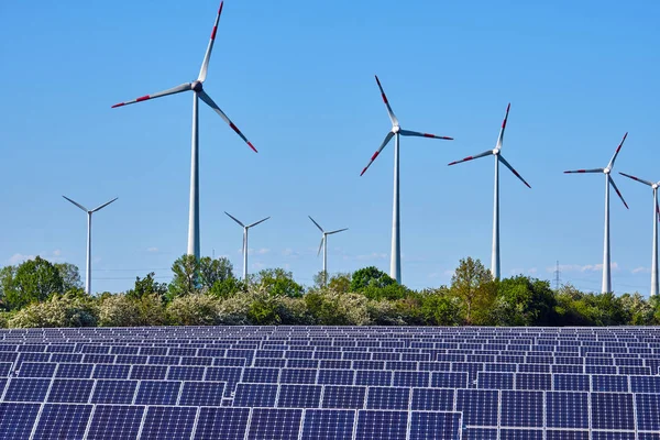 在德国看到的太阳能电池板和风力发电厂 — 图库照片