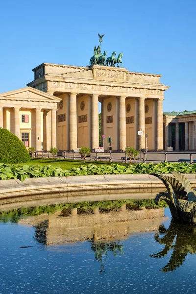 Híres Berlini Brandenburger Tor Egy Szökőkútban Tükröződve — Stock Fotó