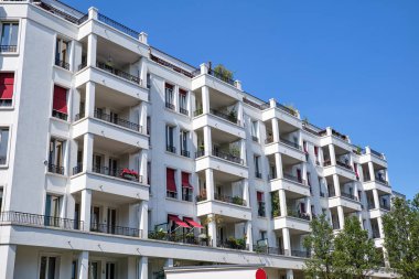 Berlin 'in Prenzlauer Berg semtinde çağdaş beyaz apartman dairesi