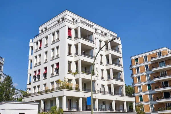 Contemporaneo Condominio Bianco Nel Quartiere Prenzlauer Berg Berlino — Foto Stock