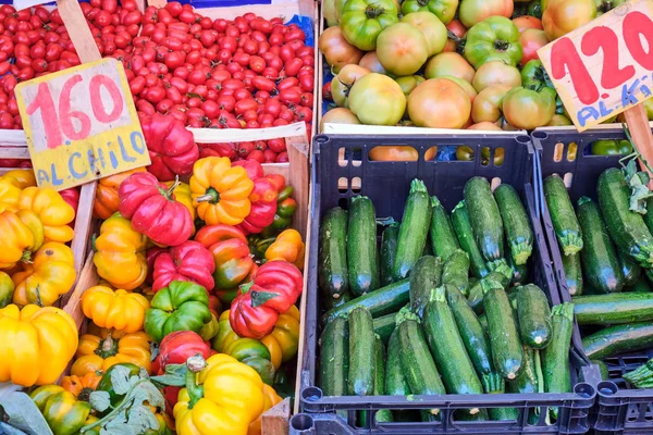 Цуккини Перец Помидоры Продажу Рынке — стоковое фото