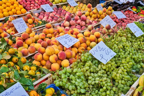 Pêches Raisins Autres Fruits Vendre Sur Marché — Photo