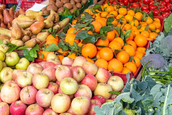 Jabłka Mandarynki Inne Owoce Warzywa Sprzedaż Rynku — Zdjęcie stockowe