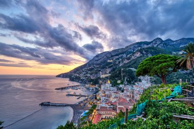 Gün batımında İtalya 'nın güzel Amalfi kıyı köyü.