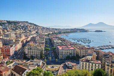 Napoli 'de sabahın erken saatlerinde Vesuvius Dağı arkada.
