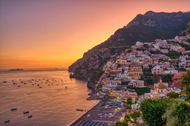 Günbatımından sonra İtalyan Amalfi kıyısındaki ünlü Positano köyü.