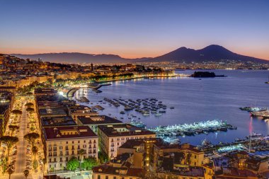 Napoli ve Vezüv Dağı güneş doğmadan önce İtalya 'da