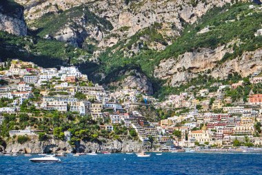 Denizden Positano 'nun İtalyan Amalfi Sahili manzarası