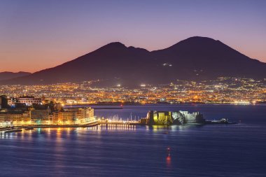Arkasında Vesuvius Dağı olan güneş doğmadan önce Napoli Körfezi 'ni seyret.