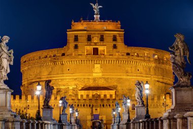 Sant Angelo Kalesi ve Roma 'daki Sant Angelo köprüsü.