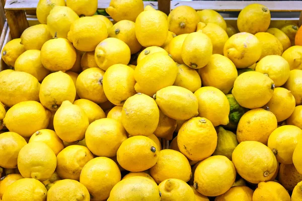 Haufen Zitronen Zum Verkauf Auf Einem Markt — Stockfoto