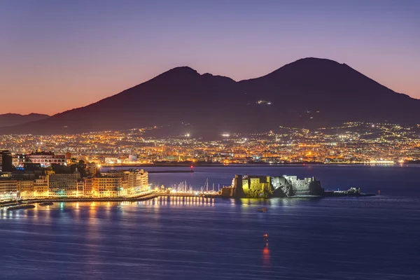 Arkasında Vesuvius Dağı olan güneş doğmadan önce Napoli Körfezi 'ni seyret.