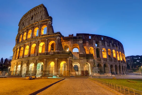 Den Berömda Colosseum Rom Upplyst Skymningen — Stockfoto