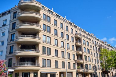 Berlin 'in Prenzlauer Berg semtinde çağdaş bej apartman dairesi