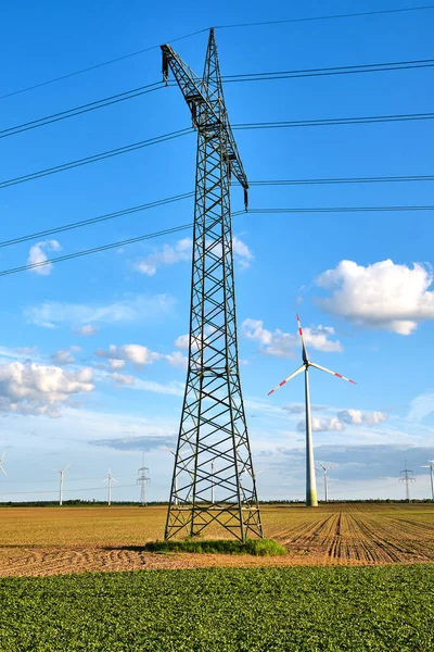 Almanya Arkasında Rüzgar Enerjisi Jeneratörleri Olan Bir Elektrik Direği Görülüyor — Stok fotoğraf