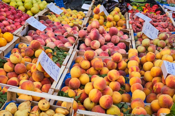 Different Kinds Peaches Sale Market — Stock Photo, Image