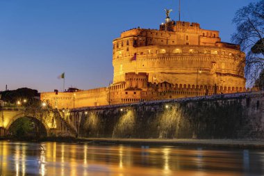 Gece Roma 'daki Sant Angelo Kalesi ve Tiber Nehri.