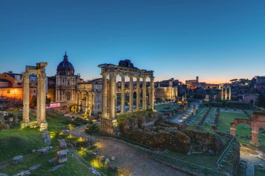 Şafakta Roma 'daki Roma Forumu' nun ünlü kalıntıları