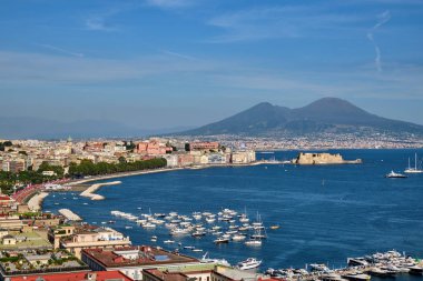 Arkasında Vezüv Dağı olan Napoli Körfezi.