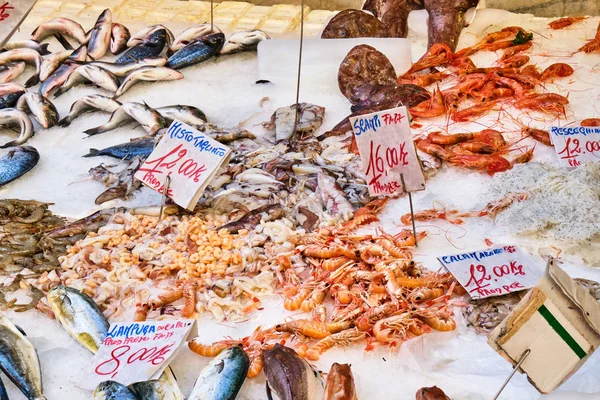 Napoli Talya Bir Pazarda Satılık Balık Deniz Ürünleri — Stok fotoğraf