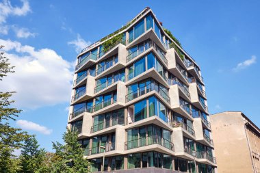 Berlin, Almanya 'da zemin-tavan pencereli bir apartman.