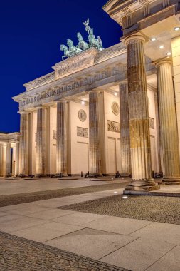 Geceleri Berlin'deki ünlü Brandenburger Tor