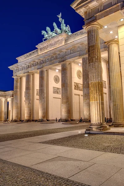 Geceleri Berlin Deki Ünlü Brandenburger Tor — Stok fotoğraf