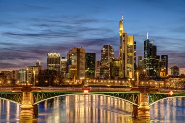 Geceleyin Frankfurt, Almanya 'daki finans merkezinin gökdelenleri