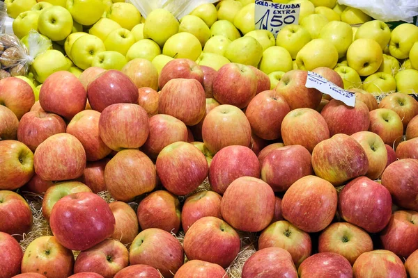 市場で販売のための赤と黄色のりんご — ストック写真