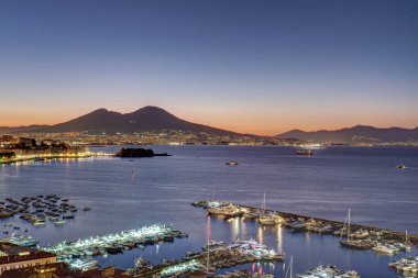 Şafak vakti Napoli Körfezi 'ni ve Vezüv Dağı' nı seyret.
