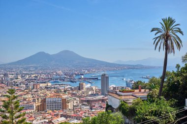 Güneşli bir günde Vezüv Dağı ile Napoli manzarası
