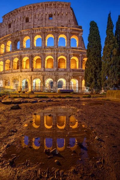 Coliseo Iluminado Roma Atardecer Con Reflejo Charco —  Fotos de Stock