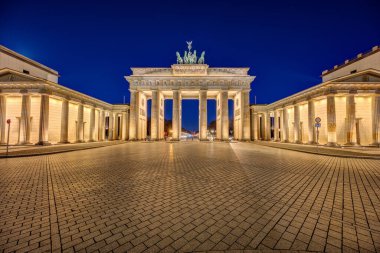 Gece Berlin 'deki Brandenburger Tor' da aydınlandı.