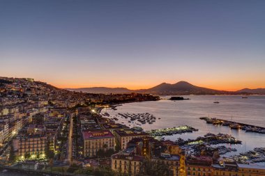 Güneş doğmadan önce Vezüv Dağı ile Napoli Körfezi