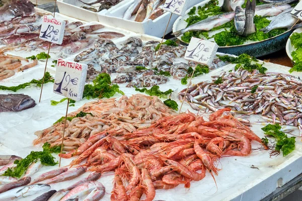 Napoli Talya Bir Pazarda Satılık Taze Balık Deniz Ürünleri — Stok fotoğraf