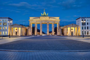 Berlin 'deki Brandenburger Panorama' da şafak vakti hiç kimse olmadan.