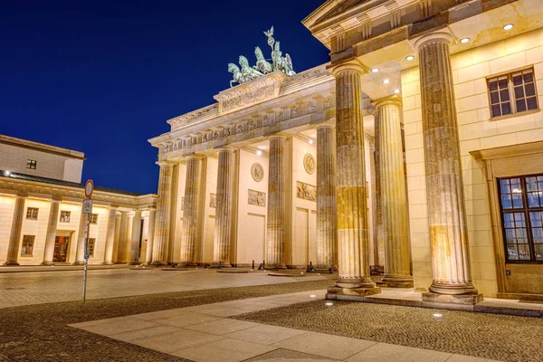 Seitenansicht Des Beleuchteten Brandenburger Tors Berlin Bei Nacht — Stockfoto