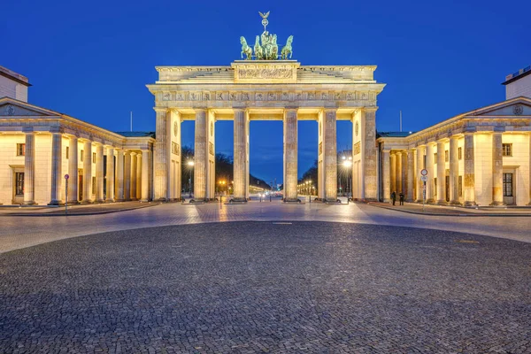 Osvětlený Brandenburger Tor Berlíně Úsvitu Bez Lidí — Stock fotografie