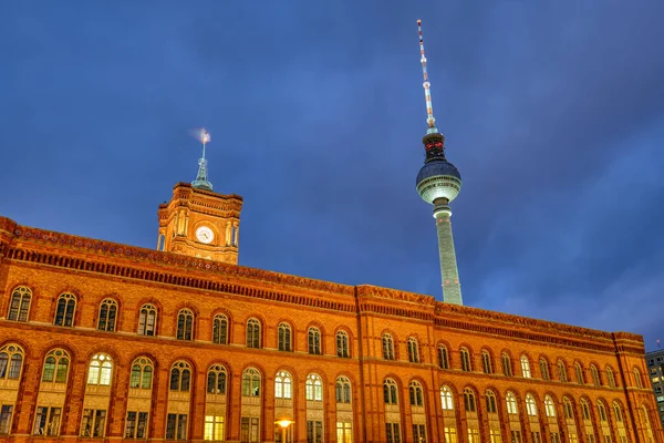 夜のベルリンの市庁舎と有名なテレビ塔 — ストック写真