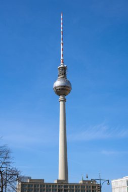 Fernsehturm, Berlins 'in en yüksek binası, berrak mavi gökyüzü