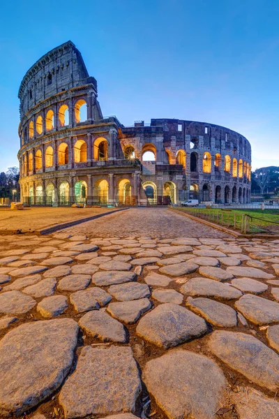 Coliseo Iluminado Roma Amanecer Con Grandes Adoquines Primer Plano —  Fotos de Stock