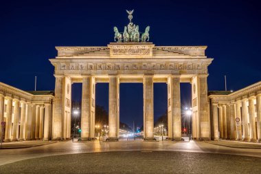 Meşhur Brandenburg Kapısı gece Berlin 'de aydınlandı.