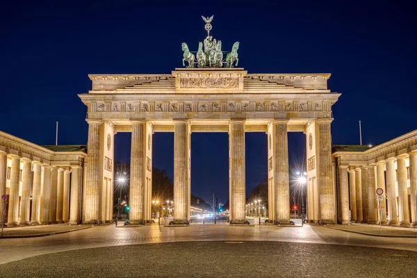 Das Berühmte Beleuchtete Brandenburger Tor Berlin Bei Nacht — Stockfoto