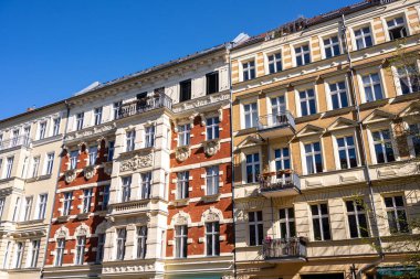 Berlin, Almanya 'da görülen yenilenmiş bazı eski apartman binalarının cepheleri