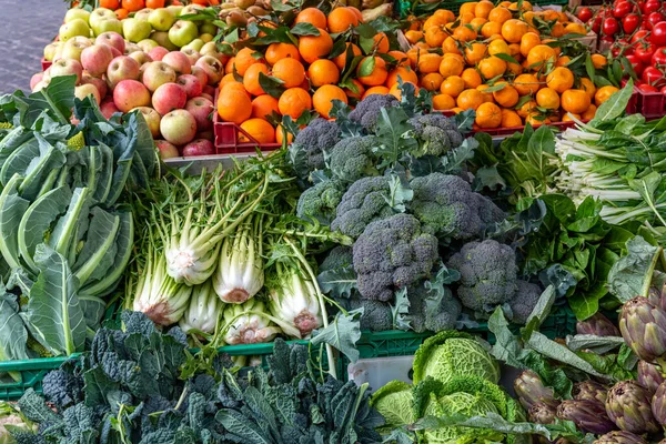 Venta Ensaladas Verduras Frutas Mercado —  Fotos de Stock